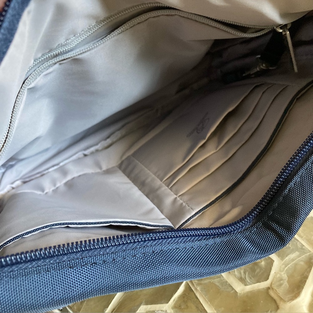 NEW!  Travelon Anti-Theft Classic Small E/W Crossbody - Spruce - Picture 6 of 10